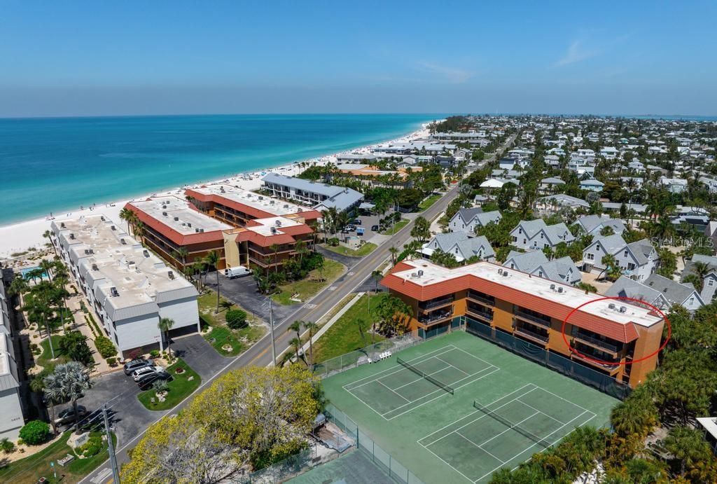 For Sale: $695,000 (2 beds, 2 baths, 1011 Square Feet)