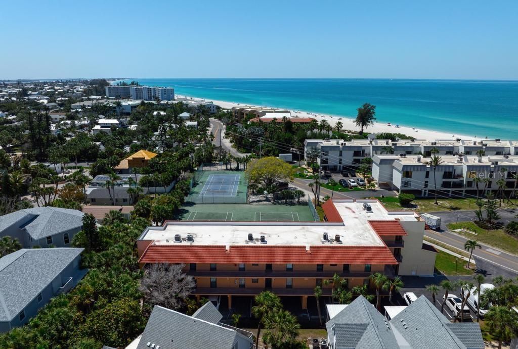 For Sale: $695,000 (2 beds, 2 baths, 1011 Square Feet)