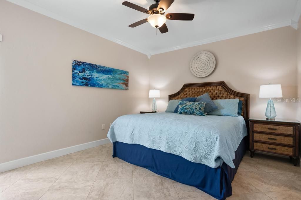 For Sale: $695,000 (2 beds, 2 baths, 1011 Square Feet)