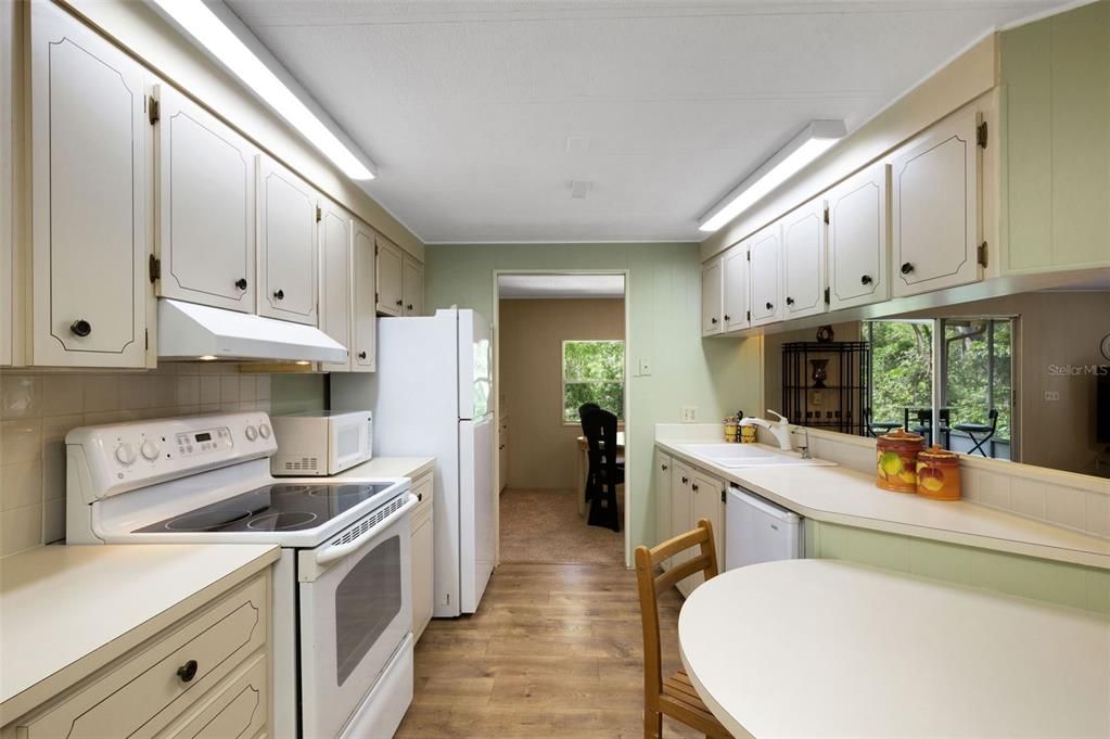 На продажу: $139,900 (2 спален, 2 ванн, 1120 Квадратных фут)