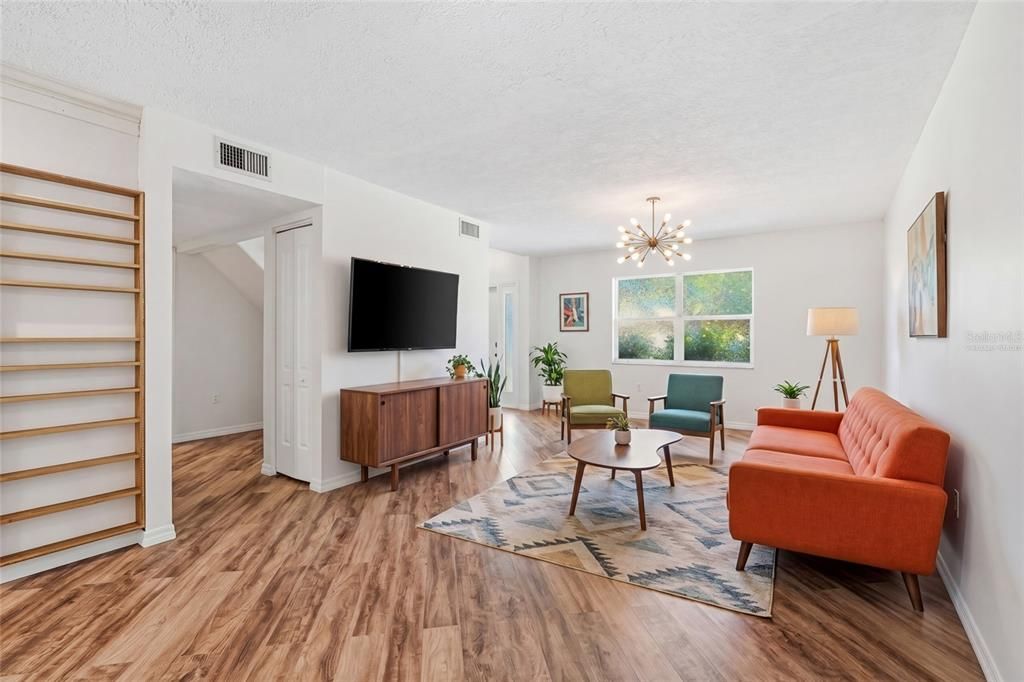 Active With Contract: $469,000 (3 beds, 2 baths, 1656 Square Feet)