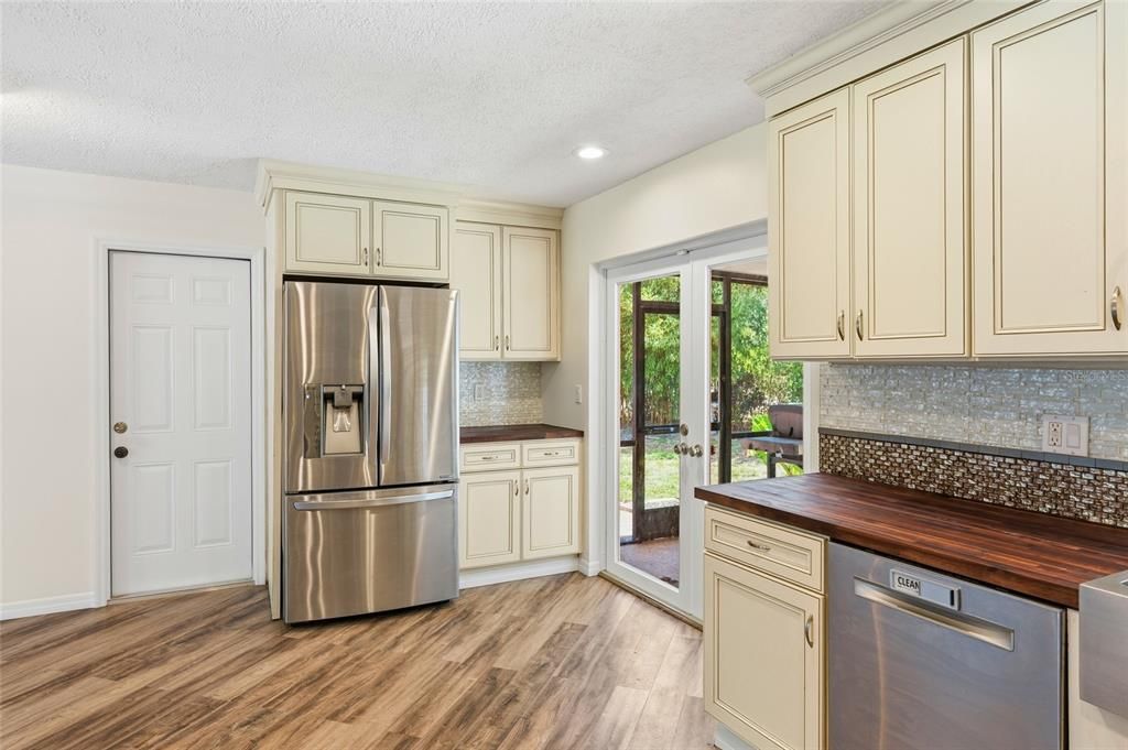 Active With Contract: $469,000 (3 beds, 2 baths, 1656 Square Feet)