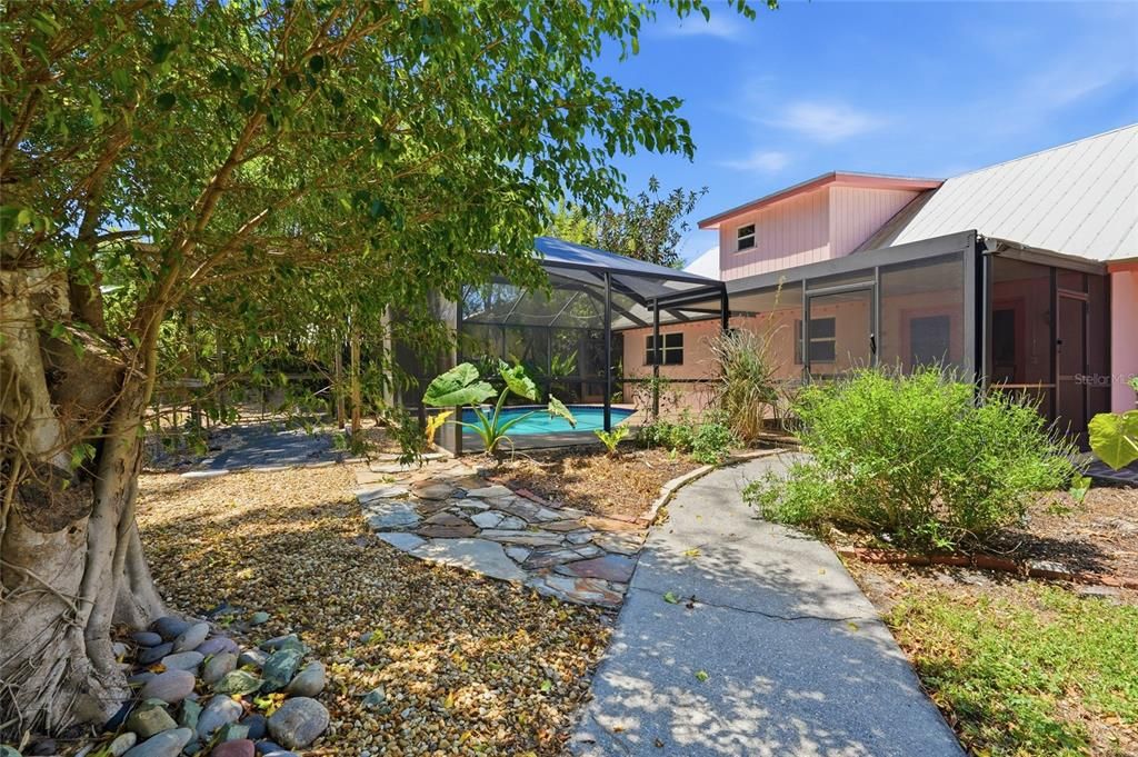 Active With Contract: $469,000 (3 beds, 2 baths, 1656 Square Feet)