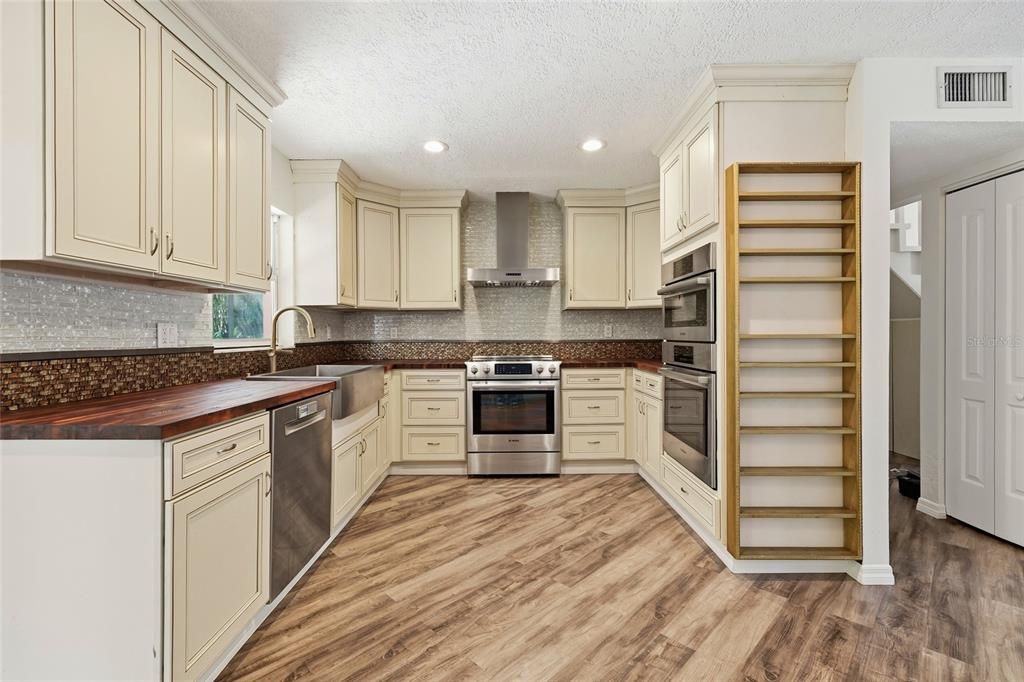 Active With Contract: $469,000 (3 beds, 2 baths, 1656 Square Feet)