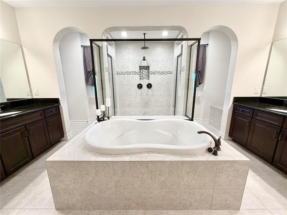 Под контрактом: $729,900 (5 спален, 4 ванн, 4069 Квадратных фут)