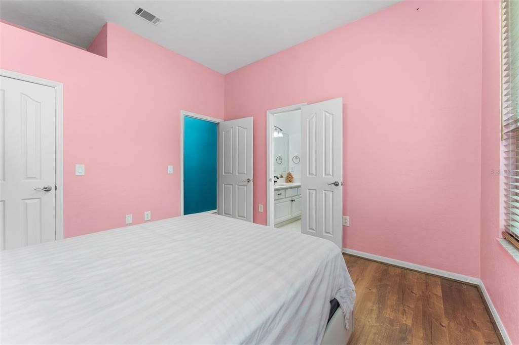 For Sale: $524,900 (4 beds, 3 baths, 2566 Square Feet)