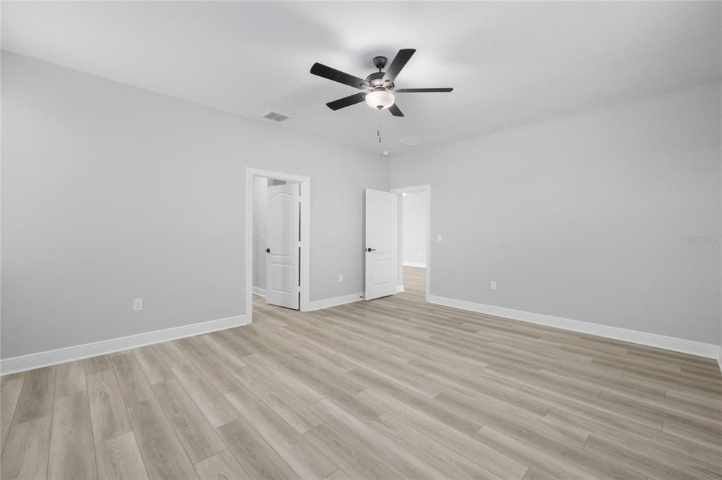 Activo con contrato: $370,900 (3 camas, 2 baños, 1902 Pies cuadrados)
