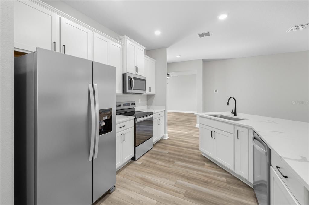 Activo con contrato: $370,900 (3 camas, 2 baños, 1902 Pies cuadrados)