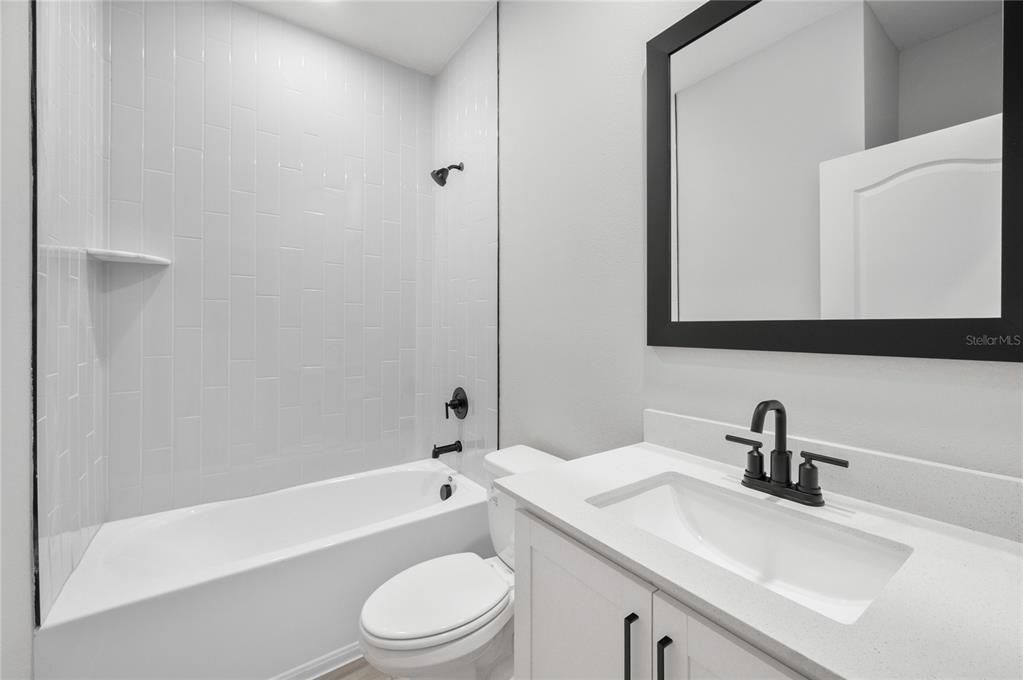 Activo con contrato: $370,900 (3 camas, 2 baños, 1902 Pies cuadrados)