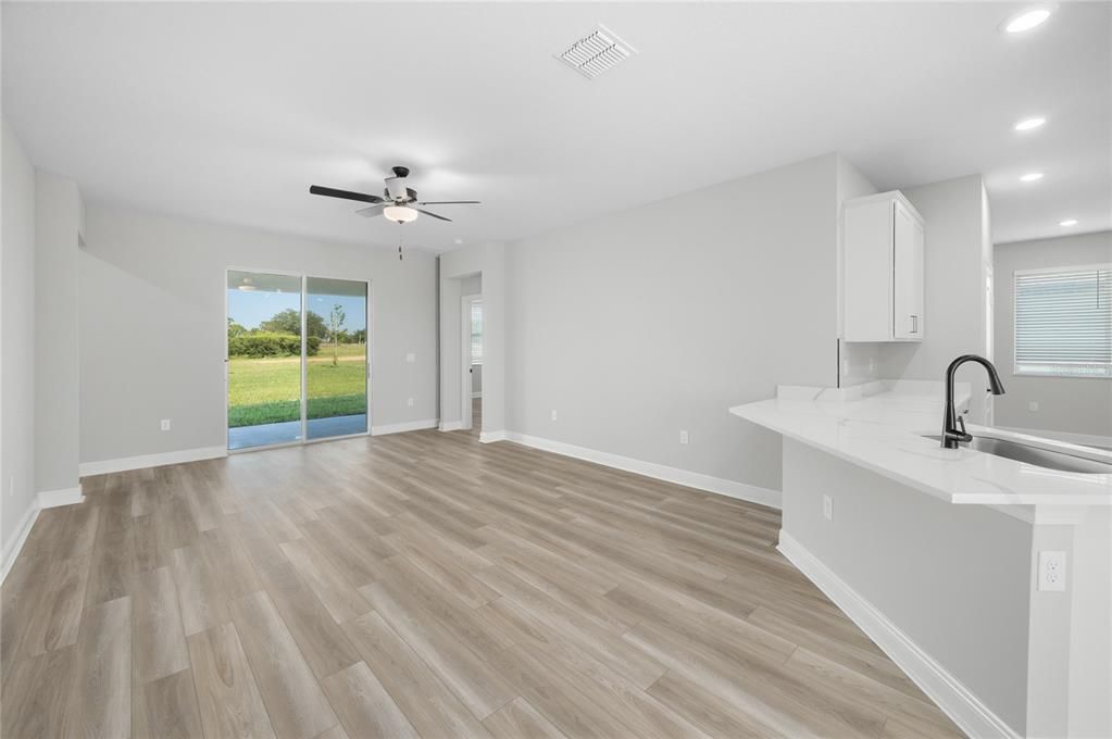 Activo con contrato: $370,900 (3 camas, 2 baños, 1902 Pies cuadrados)
