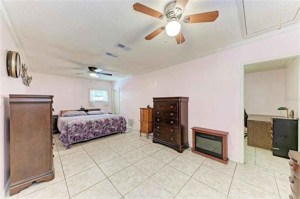 Activo con contrato: $685,000 (4 camas, 3 baños, 2639 Pies cuadrados)
