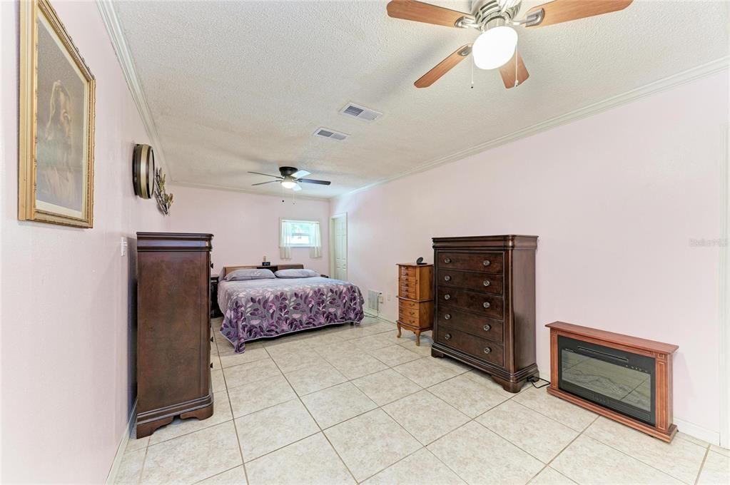 Activo con contrato: $685,000 (4 camas, 3 baños, 2639 Pies cuadrados)