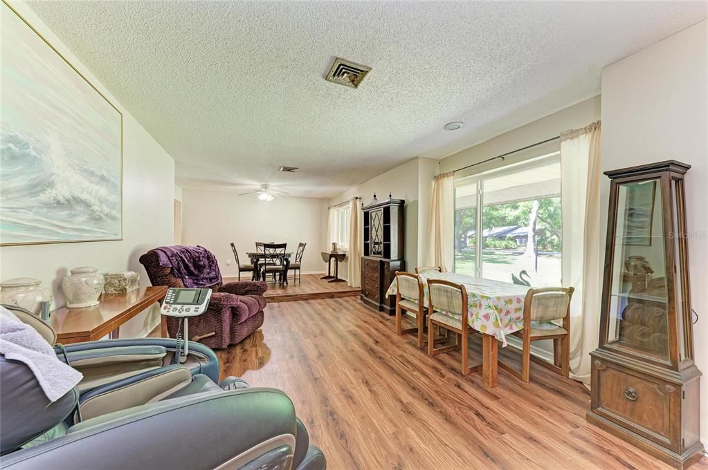 Activo con contrato: $685,000 (4 camas, 3 baños, 2639 Pies cuadrados)