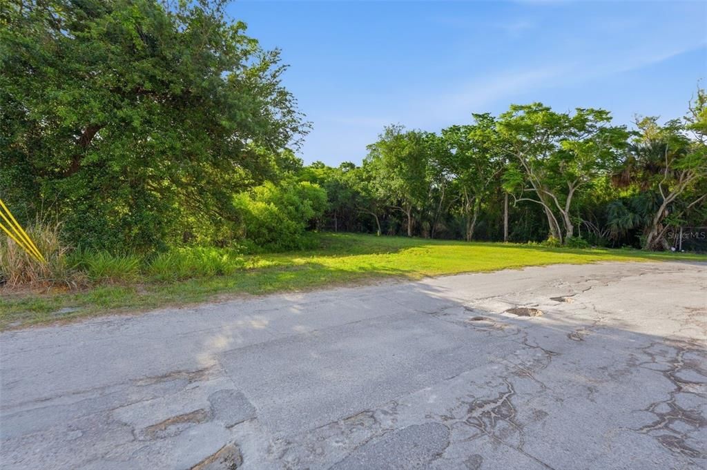 待售: $449,999 (0.57 acres)
