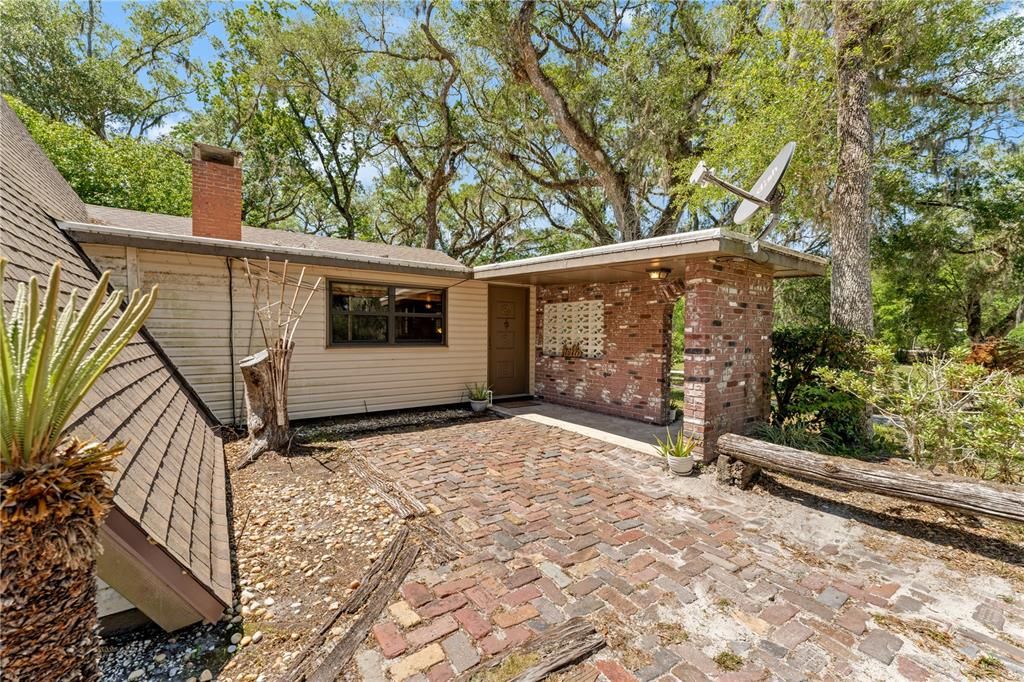 Activo con contrato: $350,000 (3 camas, 2 baños, 1846 Pies cuadrados)