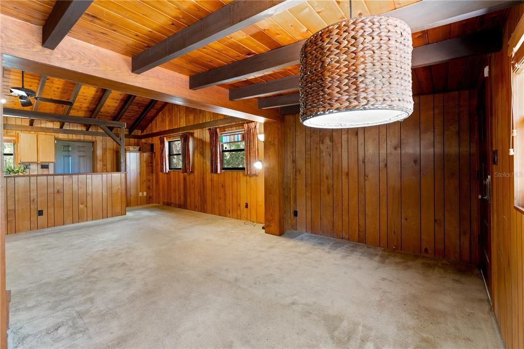 Activo con contrato: $350,000 (3 camas, 2 baños, 1846 Pies cuadrados)