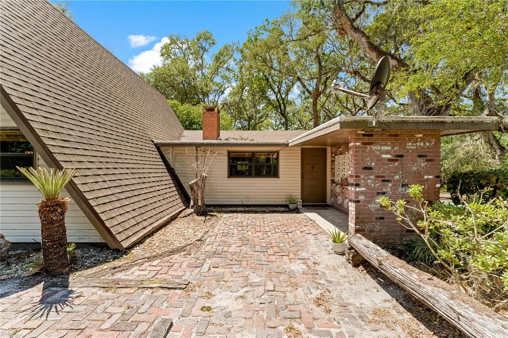 Activo con contrato: $350,000 (3 camas, 2 baños, 1846 Pies cuadrados)