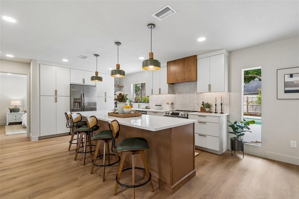 Activo con contrato: $765,000 (4 camas, 2 baños, 2228 Pies cuadrados)