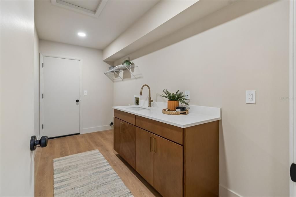 Activo con contrato: $765,000 (4 camas, 2 baños, 2228 Pies cuadrados)
