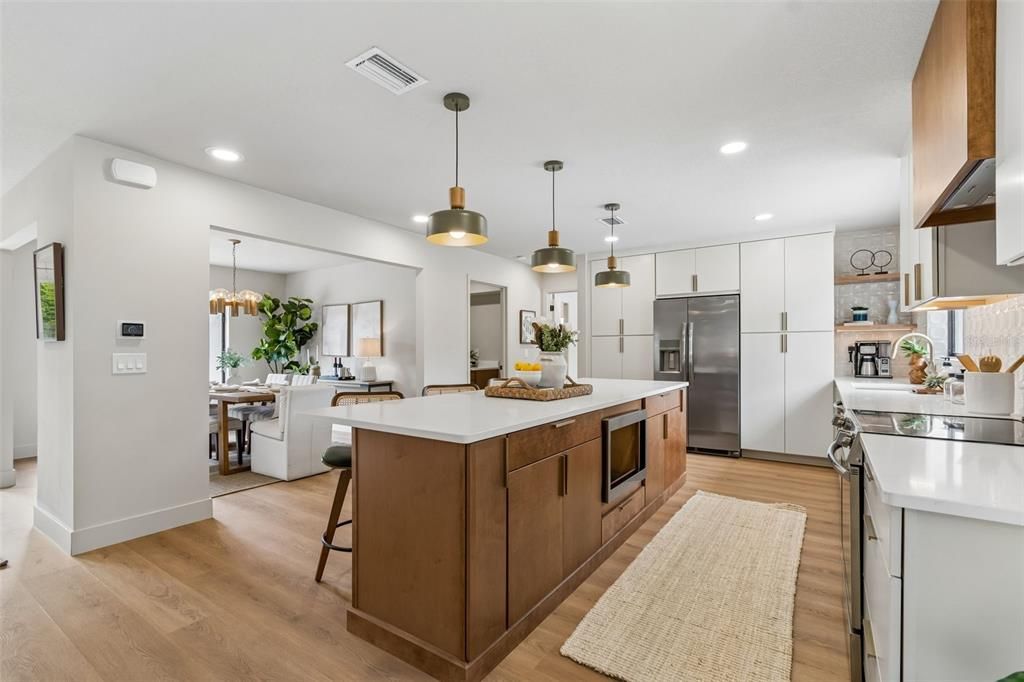 Activo con contrato: $765,000 (4 camas, 2 baños, 2228 Pies cuadrados)