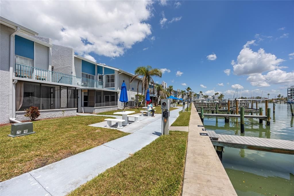 For Sale: $355,000 (1 beds, 1 baths, 430 Square Feet)