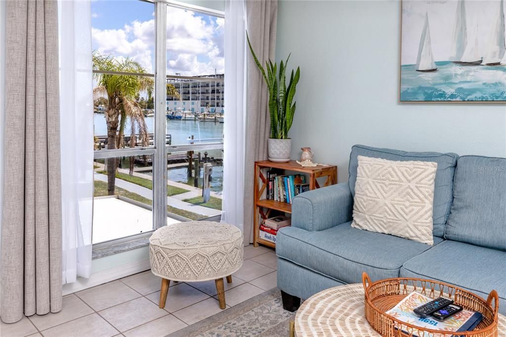 For Sale: $355,000 (1 beds, 1 baths, 430 Square Feet)
