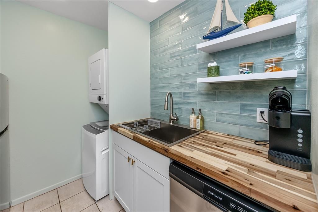 For Sale: $355,000 (1 beds, 1 baths, 430 Square Feet)