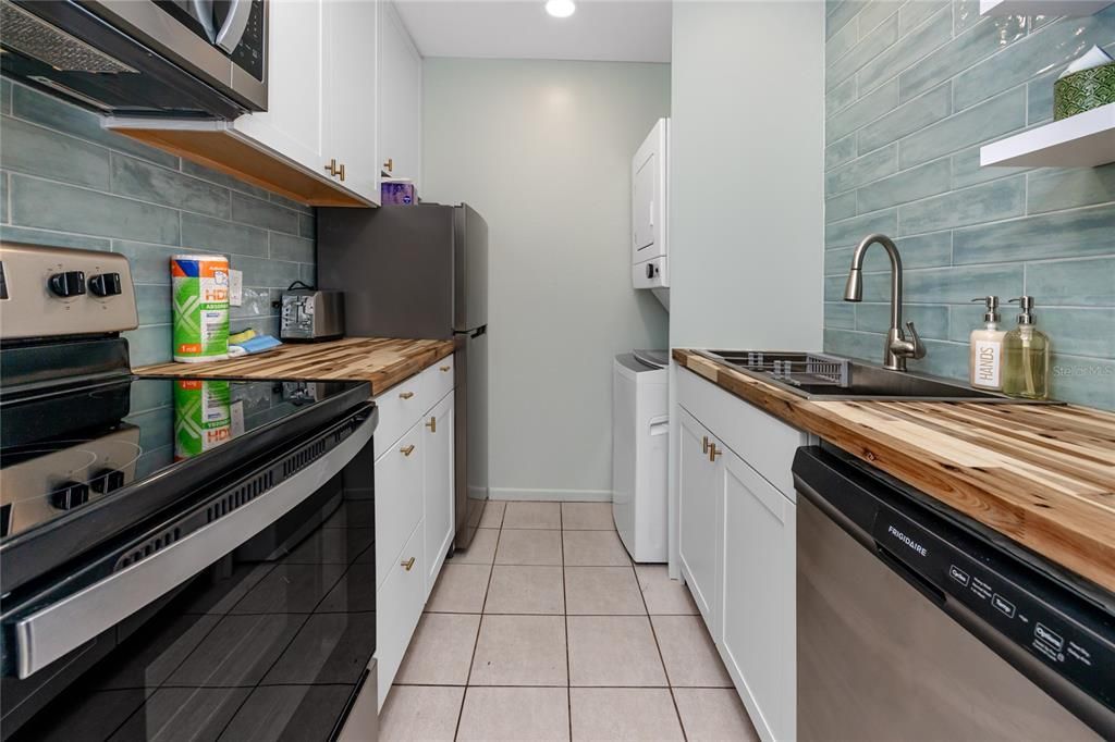 For Sale: $355,000 (1 beds, 1 baths, 430 Square Feet)