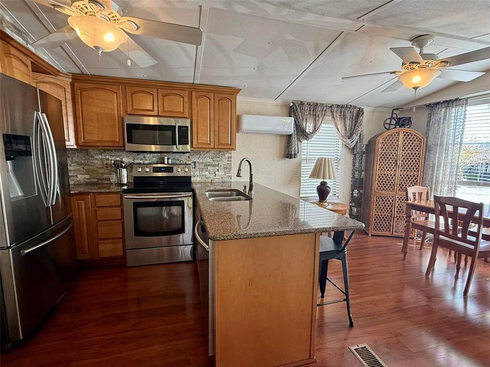 For Sale: $160,000 (2 beds, 1 baths, 408 Square Feet)