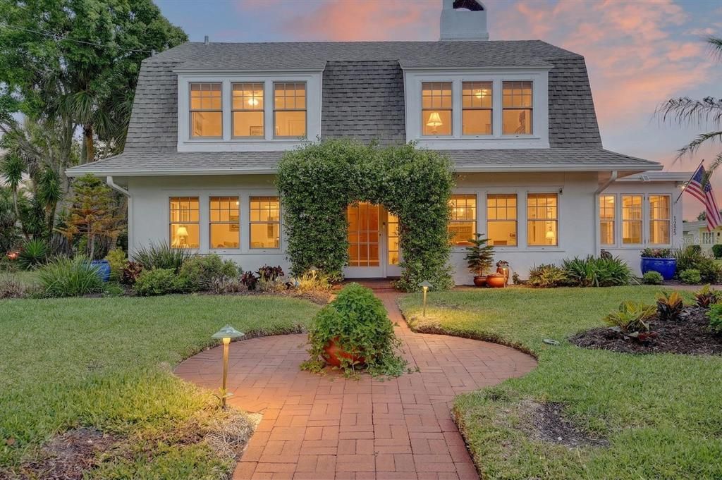 For Sale: $649,000 (6 beds, 4 baths, 3116 Square Feet)