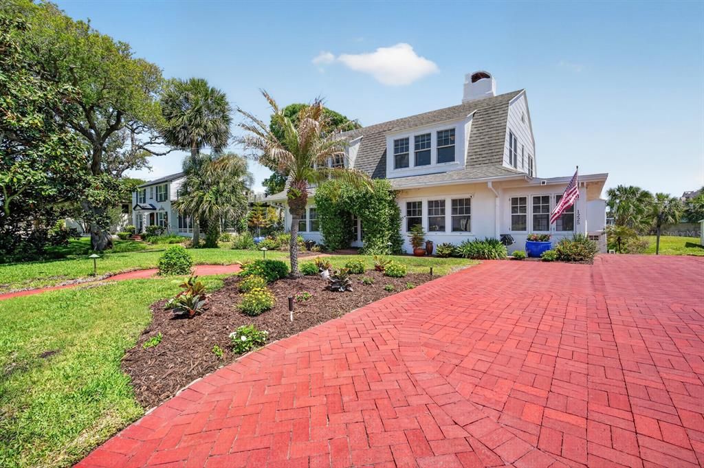 For Sale: $649,000 (6 beds, 4 baths, 3116 Square Feet)