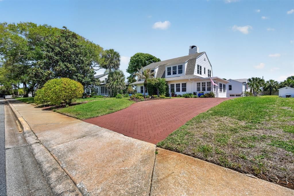 For Sale: $649,000 (6 beds, 4 baths, 3116 Square Feet)