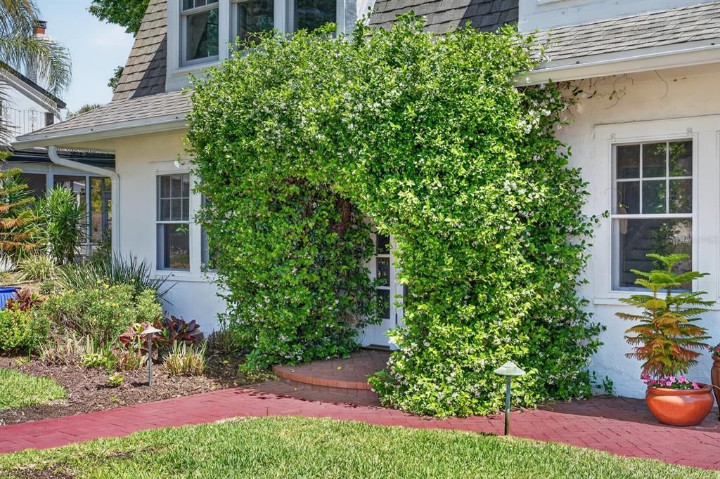 For Sale: $649,000 (6 beds, 4 baths, 3116 Square Feet)