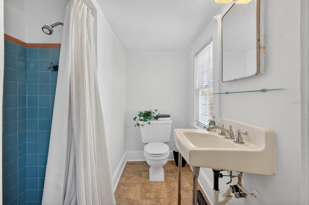 For Sale: $649,000 (6 beds, 4 baths, 3116 Square Feet)