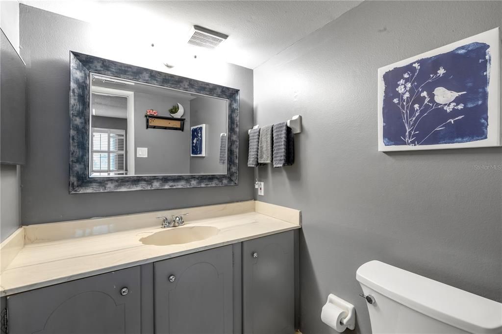 For Sale: $289,000 (2 beds, 1 baths, 838 Square Feet)