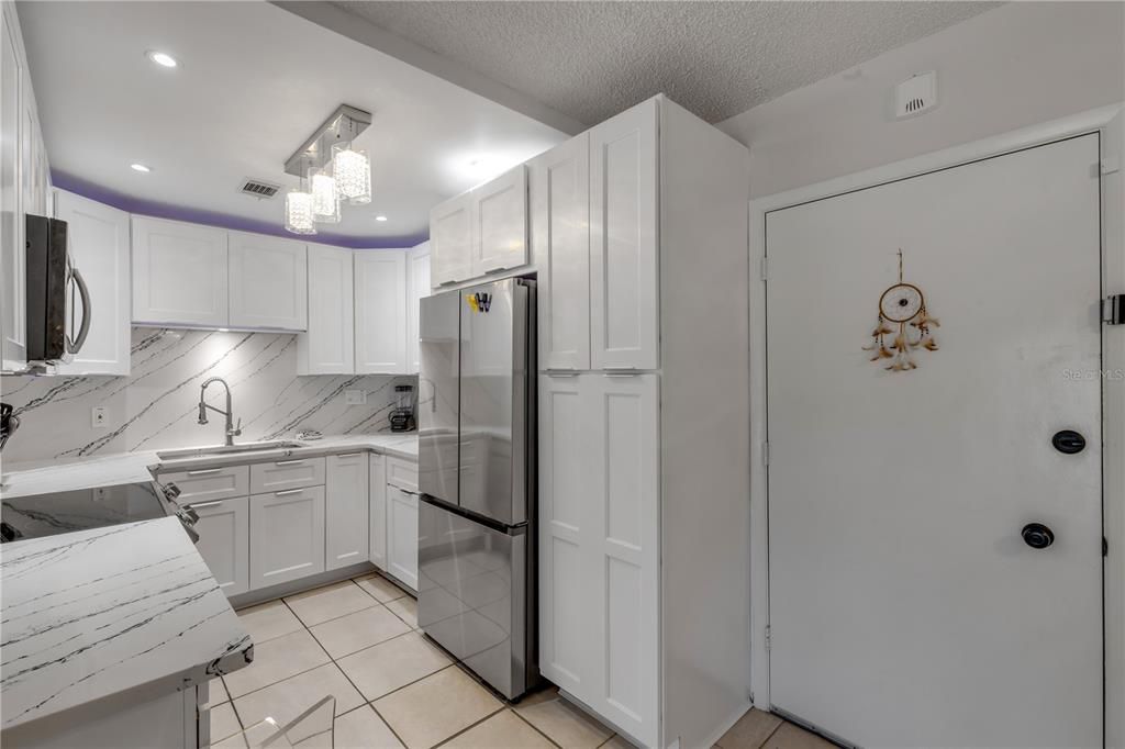 For Sale: $289,000 (2 beds, 1 baths, 838 Square Feet)