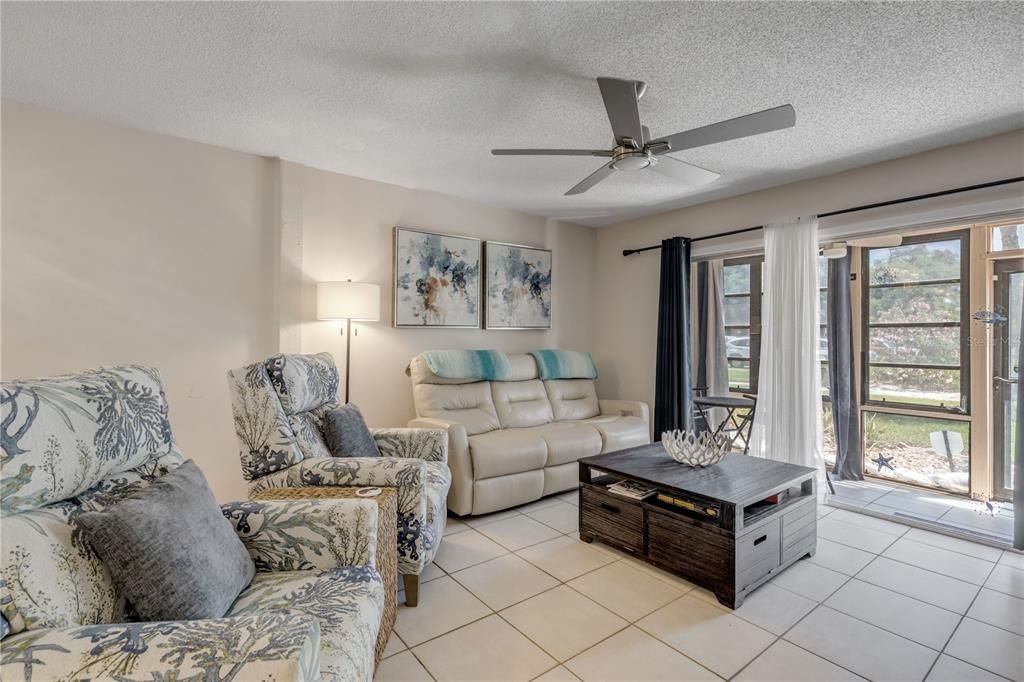 For Sale: $289,000 (2 beds, 1 baths, 838 Square Feet)