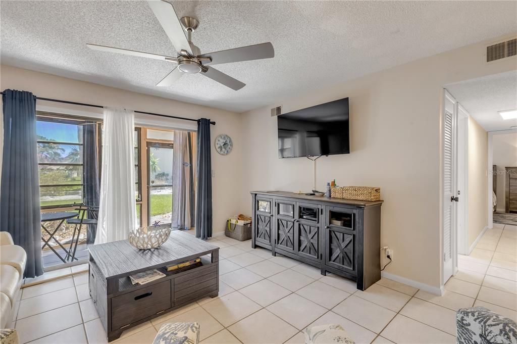 For Sale: $289,000 (2 beds, 1 baths, 838 Square Feet)