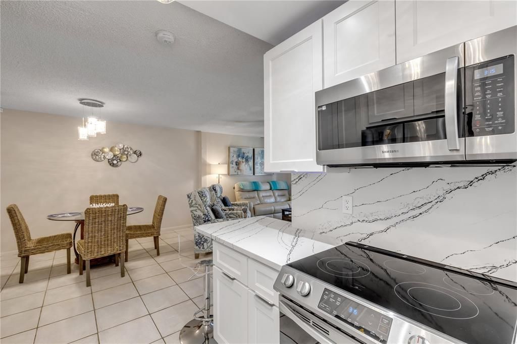 For Sale: $289,000 (2 beds, 1 baths, 838 Square Feet)