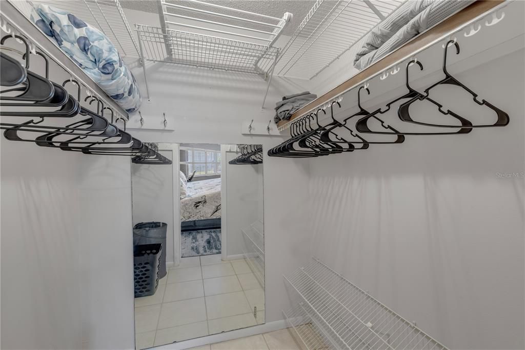For Sale: $289,000 (2 beds, 1 baths, 838 Square Feet)
