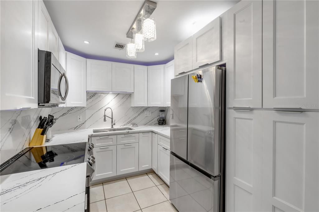 For Sale: $289,000 (2 beds, 1 baths, 838 Square Feet)