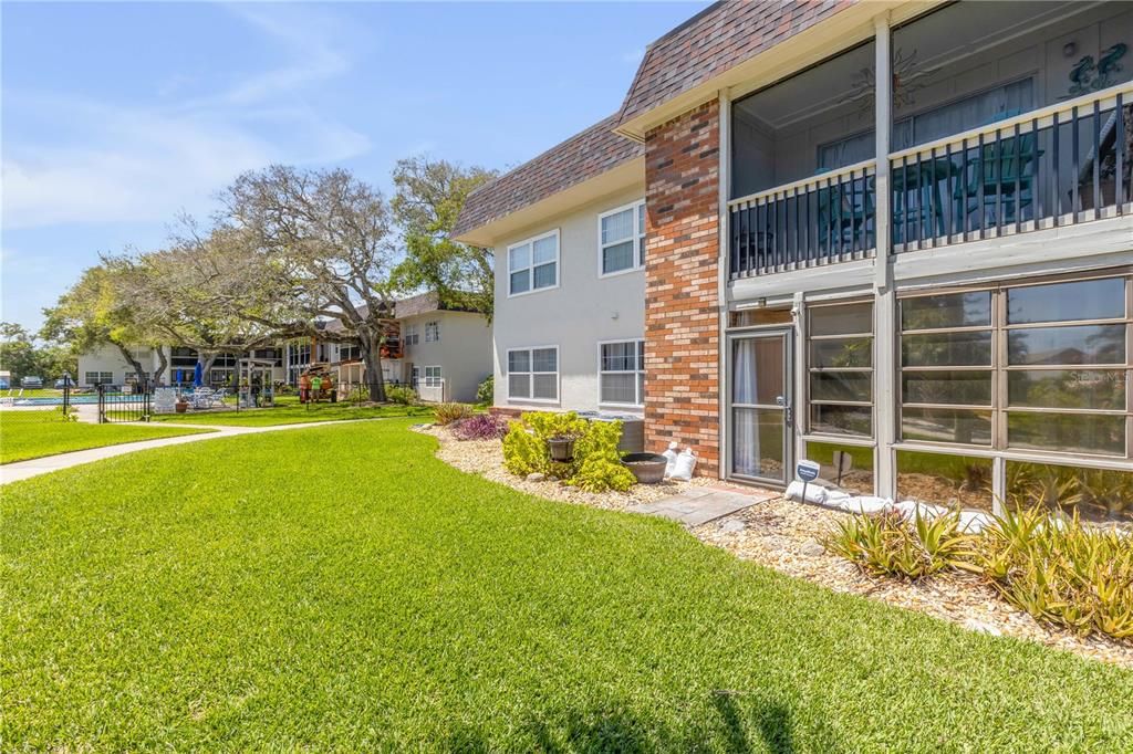 For Sale: $289,000 (2 beds, 1 baths, 838 Square Feet)