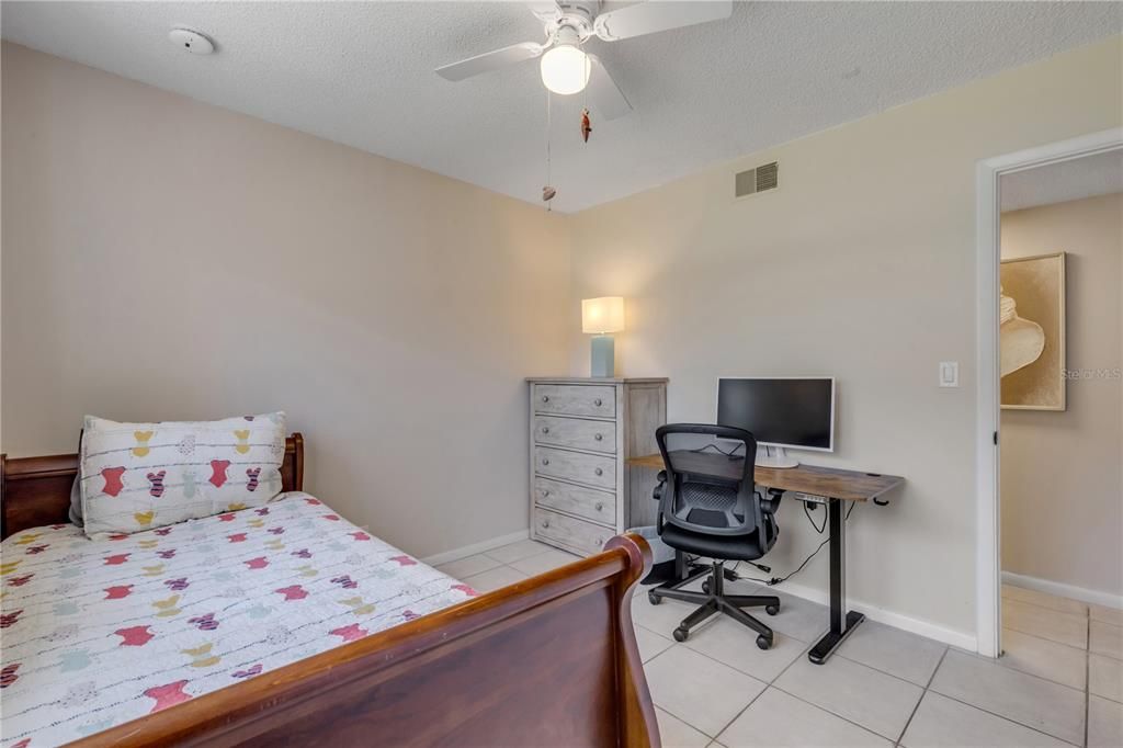 For Sale: $289,000 (2 beds, 1 baths, 838 Square Feet)