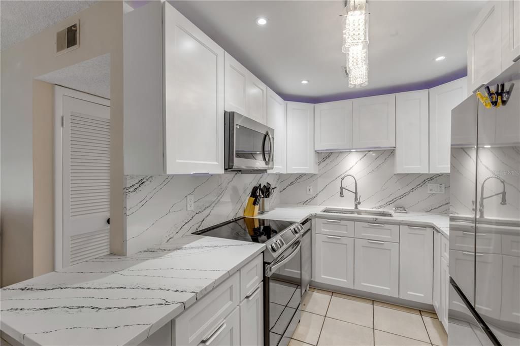 For Sale: $289,000 (2 beds, 1 baths, 838 Square Feet)