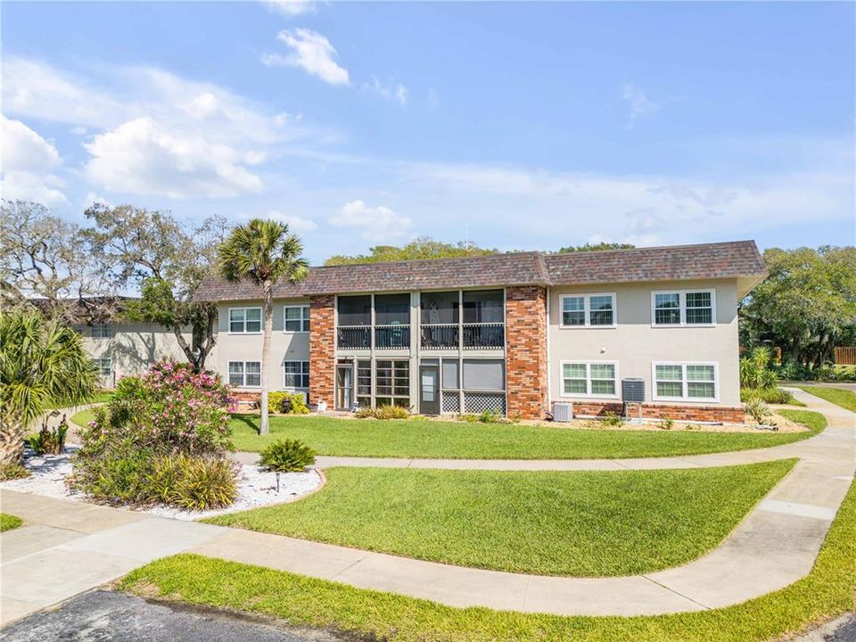 For Sale: $289,000 (2 beds, 1 baths, 838 Square Feet)