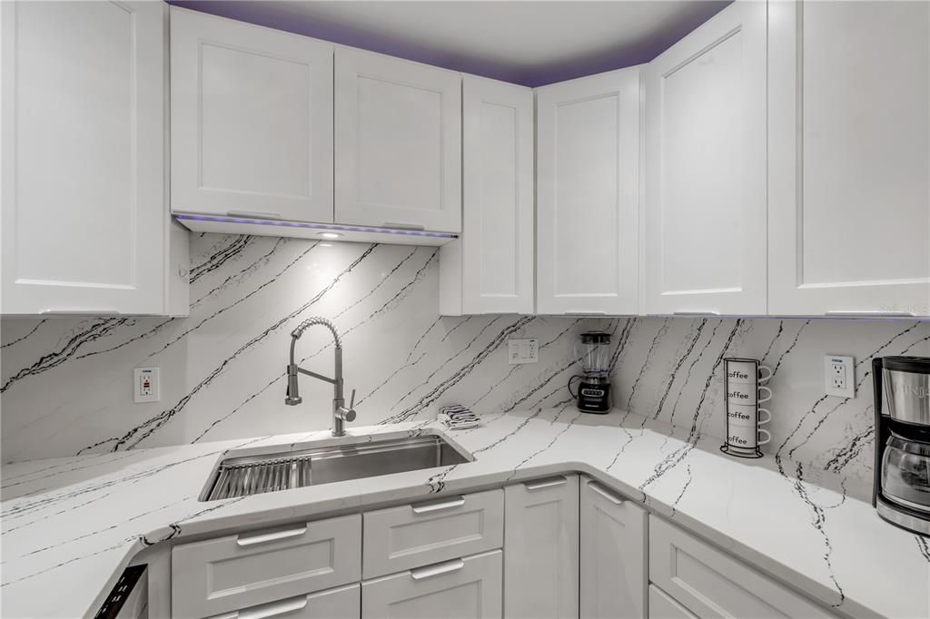 For Sale: $289,000 (2 beds, 1 baths, 838 Square Feet)