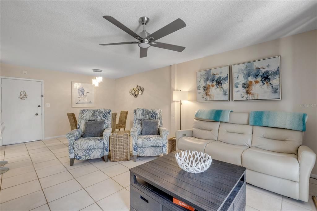 For Sale: $289,000 (2 beds, 1 baths, 838 Square Feet)