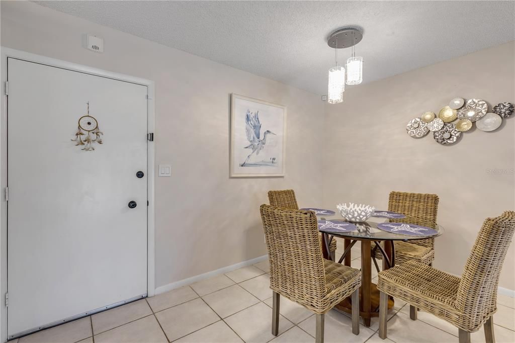 For Sale: $289,000 (2 beds, 1 baths, 838 Square Feet)