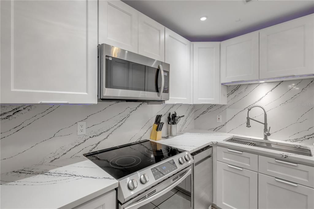 For Sale: $289,000 (2 beds, 1 baths, 838 Square Feet)
