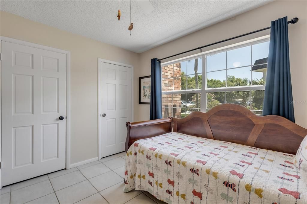 For Sale: $289,000 (2 beds, 1 baths, 838 Square Feet)